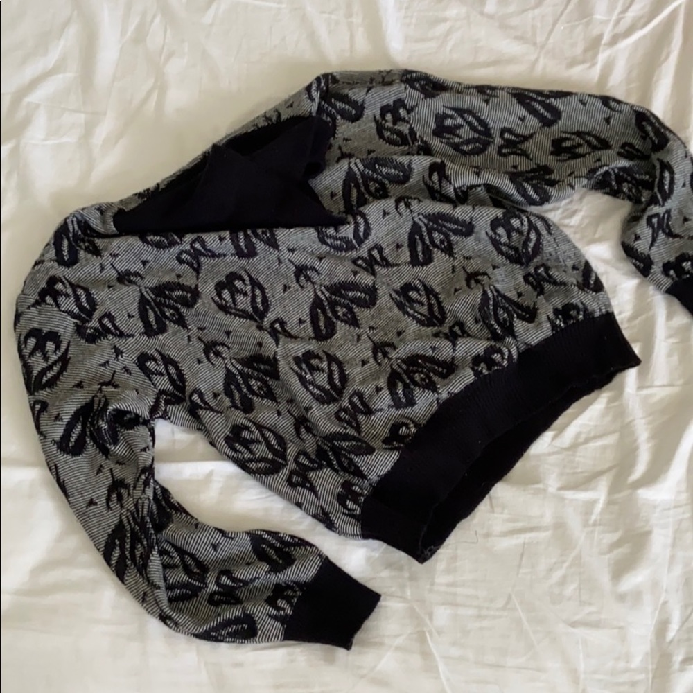 Cropped pullover sweater with unique pattern